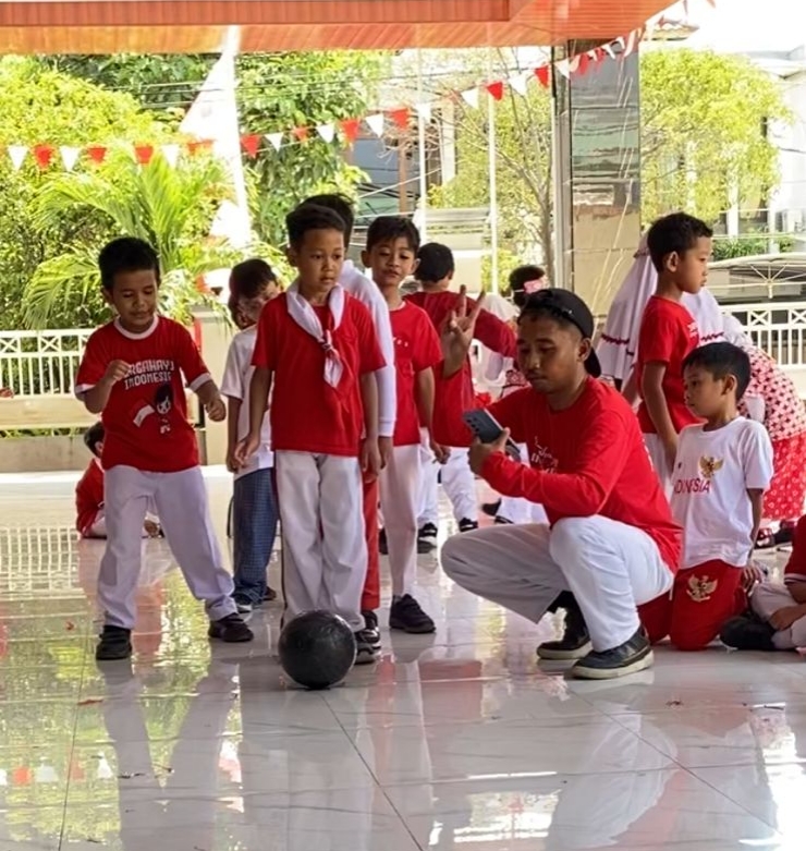 Unik dan Kreatif! Siswa SD Al Falah Darussalam 2 Rayakan HUT RI ke-80 dengan Pawai Kostum Daur Ulang